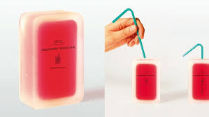 Packaging para bebidas: Elaborado con el gel de algas y agua, el paquete se marchita a la misma velocidad que su contenido, y se realiza para que los contenedores de bebidas tengan una vida corta.