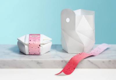 Packaging autoexpandible: Cuando se vierte agua caliente en el paquete del material, reacciona al calor y se transforma de un paquete comprimido a un recipiente para servir.